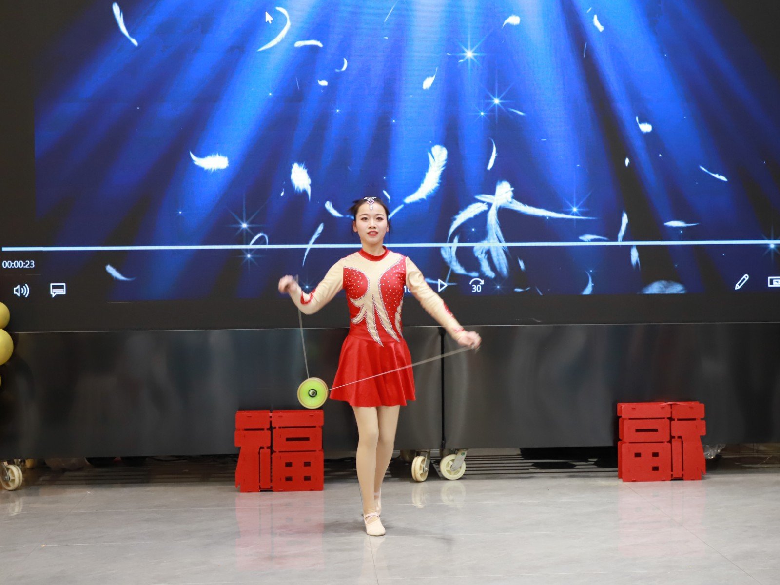 龙蛇共舞迎新岁